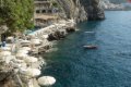 Terasy s le�adlami a slne�n�kmi pod skaln�m �tesom pri modrom mori
