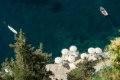 Poh�ad zhora na le�adl� s bielymi slne�n�kmi pri mori a dve lo�ky