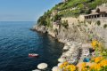 Skalnat� pobre�ie s terasami, le�adlami, slne�n�kmi a �ervenou lo�kou
