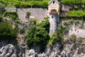Terasovit� zele� a kamenn� ve�i�ka na skalnom svahu priamo nad morom