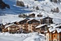 Hotel s dreven�mi balk�nmi pod zasne�en�mi svahmi s ly�iarmi a lanovkou