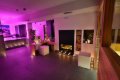 Wellness priestor s fialov�m osvetlen�m, krbom a presklenou saunou
