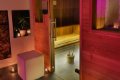 Dreven� sauna so sklenen�mi dverami, vedierkom a svie�kami pri vstupe