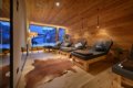 �al�nen� le�adl� v drevenej oddychovej miestnosti s ve�k�m oknom a ko�ou na podlahe