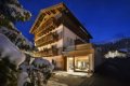 Hotel s dreven�mi balk�nmi a osvetlen�m pr�zem�m za zasne�en�mi kon�rmi