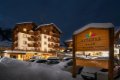 Ve�ern� osvetlenie hotela Astoria, snehov� z�veje a ozna�enie pri parkovisku