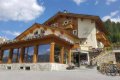 Hotelov� budova s kvetinov�mi balk�nmi a bicyklami pri schodisku