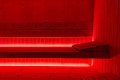 Dreven� lavice a opierky v saune s v�razn�m �erven�m podsvieten�m