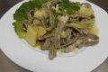 Cestoviny pizzoccheri so zemiakmi a zelen�mi listami na bielom tanieri