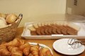 Tanier croissantov, ko��k �eml� a kr�jan� svetl� i tmav� pe�ivo pod krytom