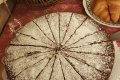 Okr�hly kol�� posypan� cukrom a nakr�jan� na diely ved�a croissantov