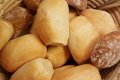 Svetl� aj tmav�ie �emle v pletenom ko�i so serv�rovac�mi klie��ami