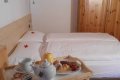 Dve l��ka s bielou poste�nou bieliz�ou a ra�ajkov� podnos v popred�