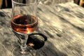 Stopkov� poh�r s jant�rov�m n�pojom na slnkom osvetlenom drevenom stole