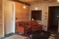 Dve hned� ko�en� kresl� pod dreven�m stropom so �iarovkami na lan�ch