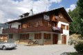 Hotel Del Bosco s kamenn�m pr�zem�m, dreven�mi balk�nmi a autom pred budovou