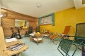 Oddychov� miestnos� s polohovac�mi kreslami, stacion�rnym bicyklom a ob�erstven�m
