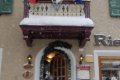 Obl�kov� vstup so zelenou v�zdobou pod zasne�en�m balk�nom s vlajkami