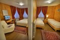 Izba s dreven�m obkladom, poste�ami v dvoch �astiach a �erven�mi kobercami